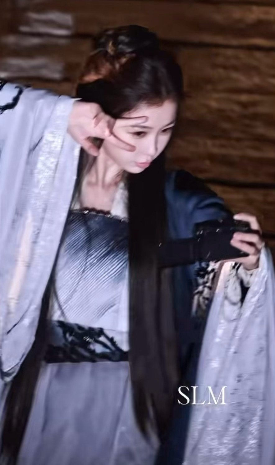 感觉是在拍物料 坐等