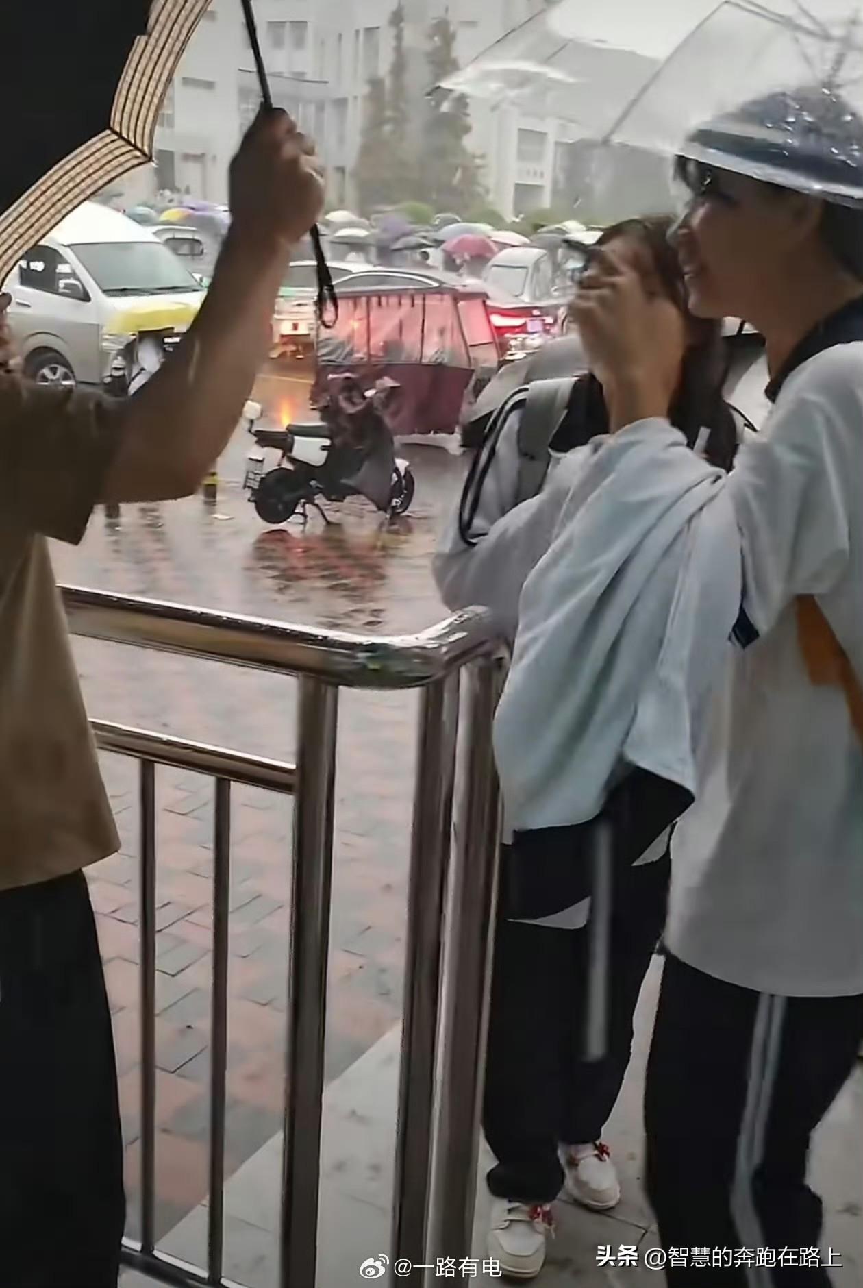 我觉得这事还真不能怨保安怎么样，保安只是听吩咐做事，赶人并非他的本意。哎～不过最