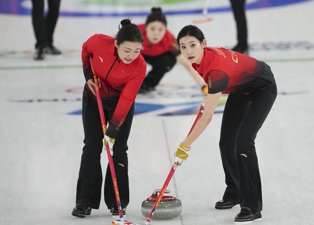 好喜欢老妹儿的笑容~稳稳的很安心和瑞士这场，我们打得可圈可点，就像柳荫指导说得“