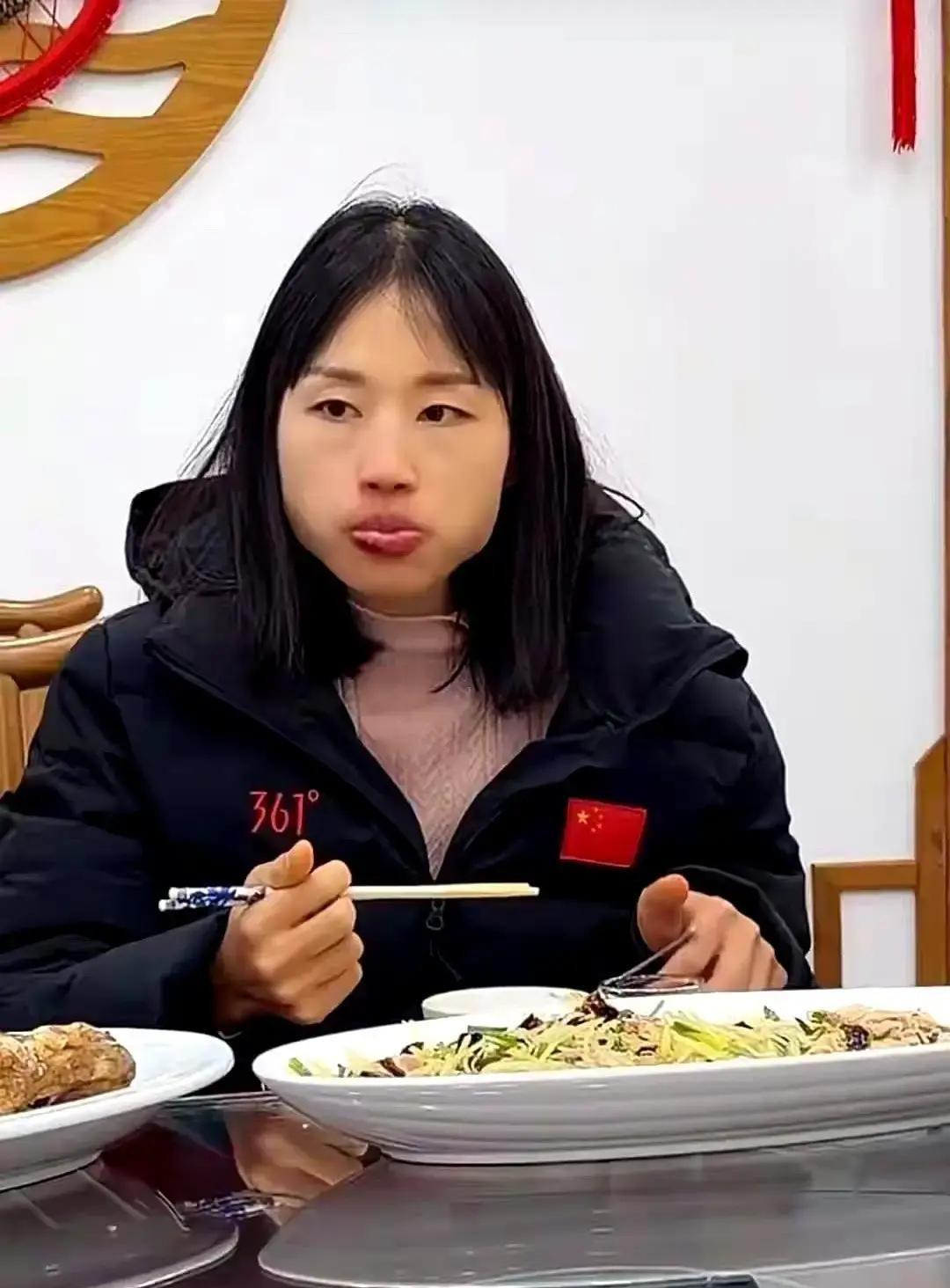 张水华这身361°，穿得可真妙啊！
年初刚解约，转头就穿着新款羽绒服聚餐，门店海