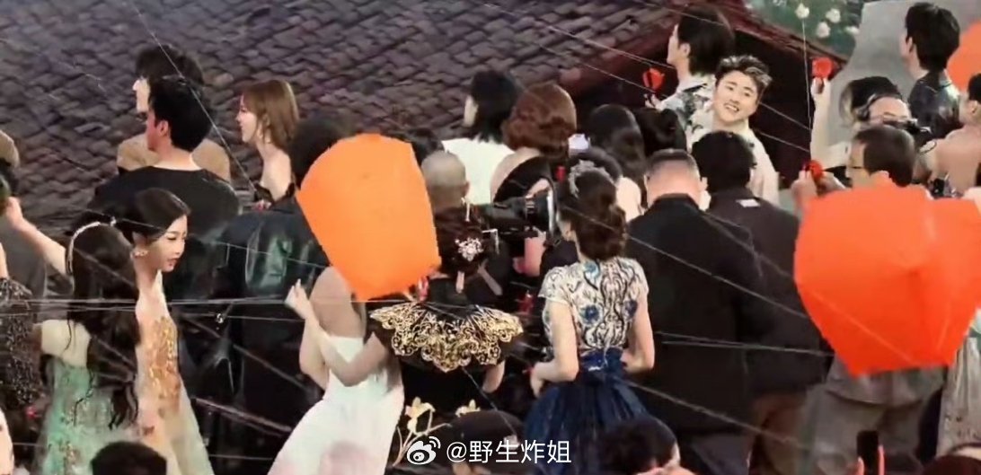 有网友提问虞书欣是不是跟祝绪丹闹崩了，明明一起参加活动，晒的合照也没有她们两个的