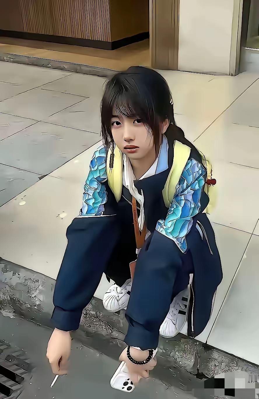 一张“蹲在路边抽烟”的照片，就足以给一个女孩贴上“问题少女”的标签。但请你看看她