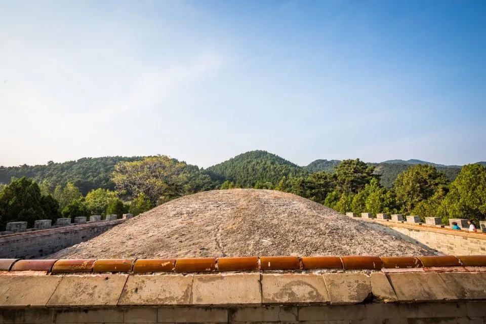 慈禧陵位于清东陵的普陀峪，1928年被孙殿英大肆破坏盗掘让其更是尽人皆知，慈禧陵