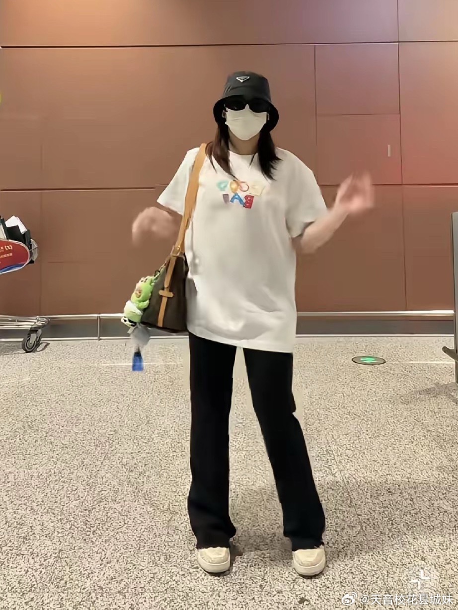 7月20日，全红婵在机场发布跳手势舞的视频，她戴了帽子和口罩还有墨镜，捂得严严实