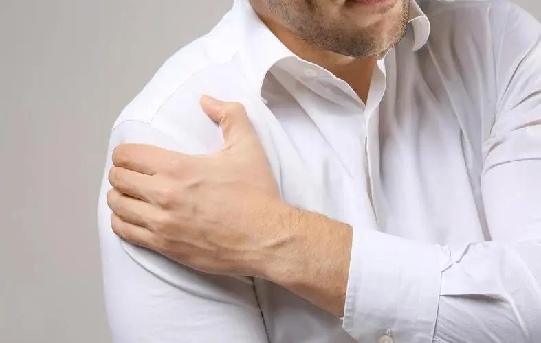 有癌入体，肩膀先知？提醒：肩膀若是出现4个异常，或是癌症信号

“我这肩膀疼得厉