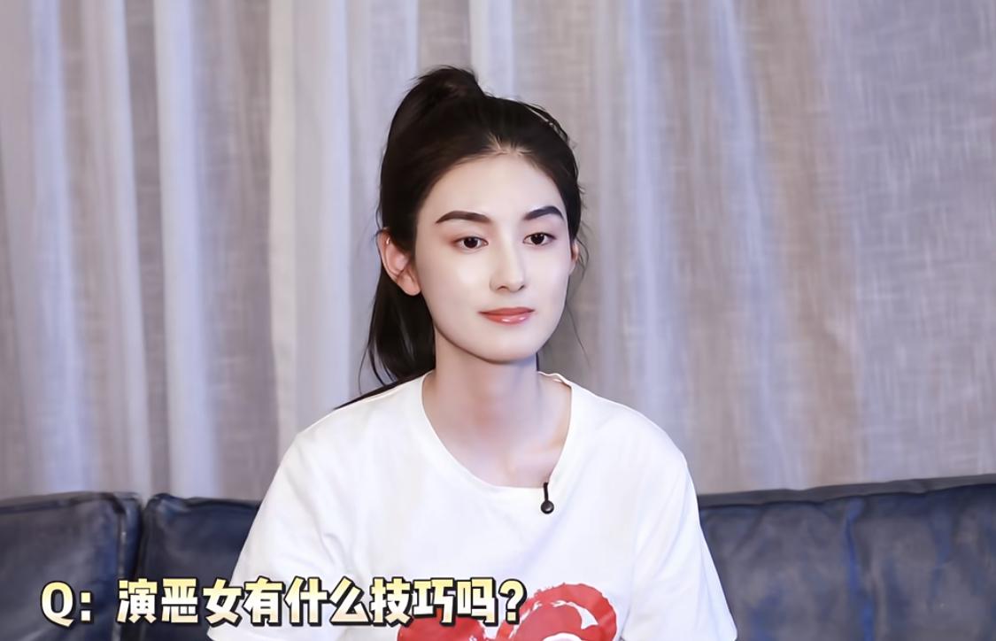 楚嘉禾饰演者韩沛颖采访中说恶女演戏技巧就是皮笑肉不笑。她还当场示范了。

她也知