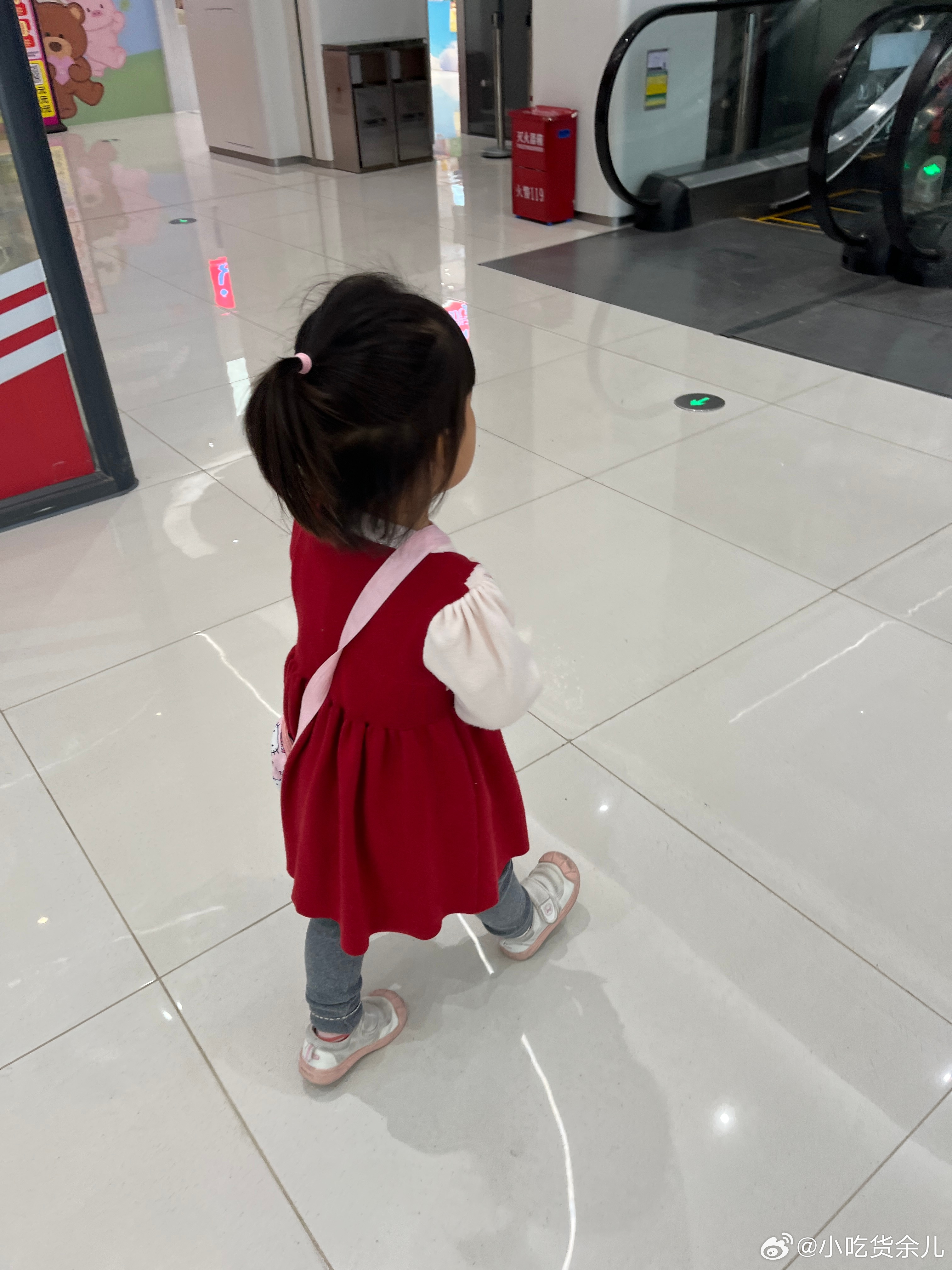 小家伙不舒服，刷牙的时候和我说，妈妈，我不舒服，可以不去上学吗？可以。她确实不舒