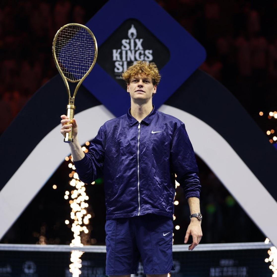 2-0！辛纳连续第二年赢得六王大满贯冠军！德约因伤退赛无缘第三。
今晚第一场对决