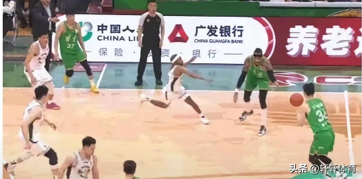 咱们就说CBA裁判你是真应该提升提升自己的处罚技术了，就在辽宁男篮主场逆转战胜南