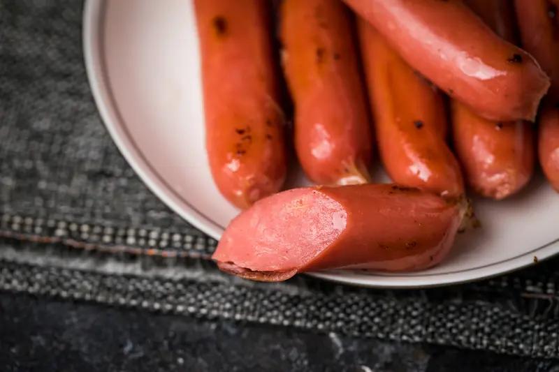 近日，一位摊主称被一位高三学生的请求感动：我每天给你转烤肠钱钱，给您帮我给门口的