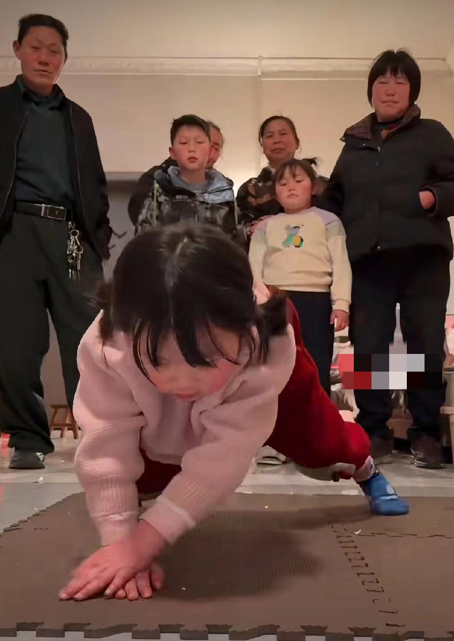 5岁小网红瑶一瑶晒自己单手反复做俯卧撑的视频，身后的父母兄弟一脸漠视的看着她，反