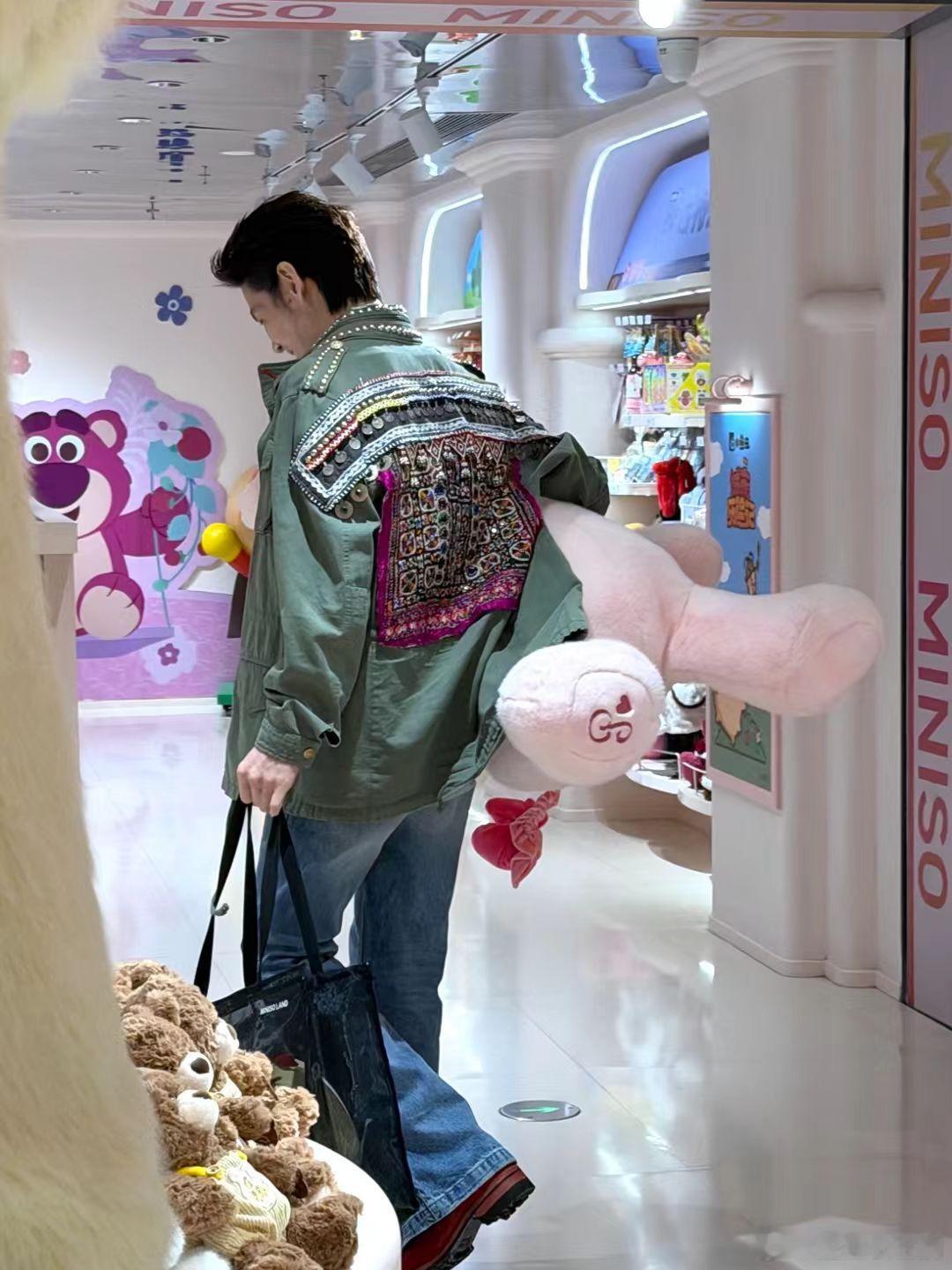 向佐为郭碧婷买了个巨型猪公仔 名创优品这波存在感拉满！向佐挑的巨型猪公仔萌趣十足