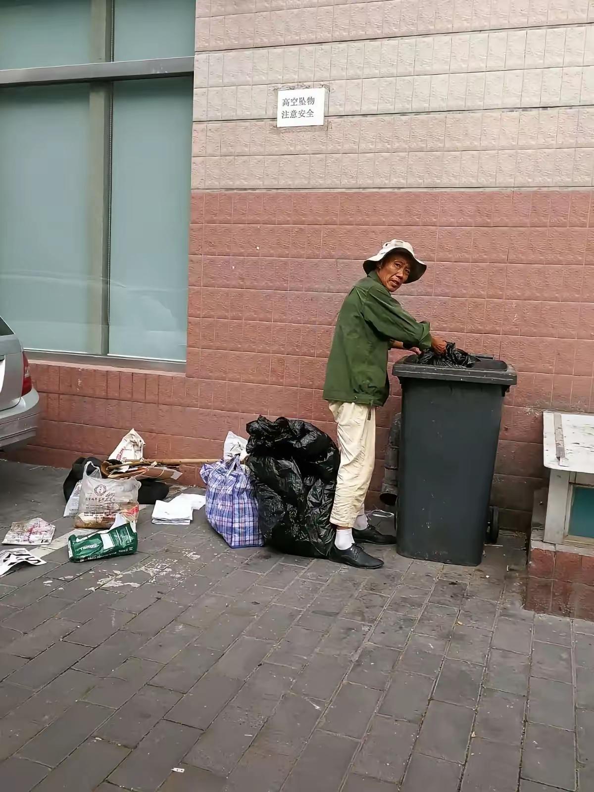 捡了21年垃圾，他不知道自己社保卡里还有42万！

株洲街头，一个71岁的老人翻
