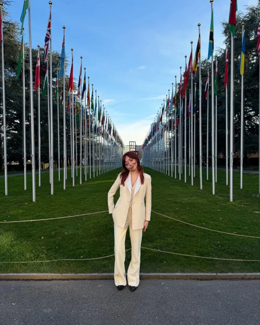 英国最新时尚女星 Nikki Lilly 被邀请到联合国发言，用自己的经历和故事