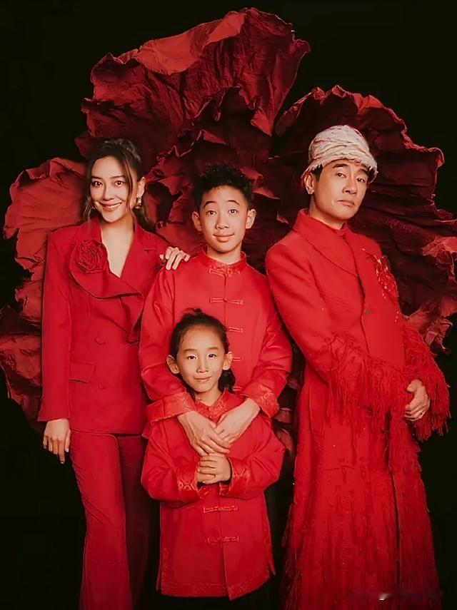 陈小春在节目中说，我真的是不太会甜言蜜语，她会呀！老公爱不爱我，爰，有多爱？好爱
