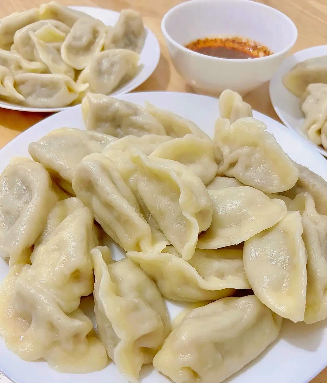 我估计想离婚的心都有了！
老公月薪两万一年二十四万，回家往沙发一瘫就打游戏，油瓶