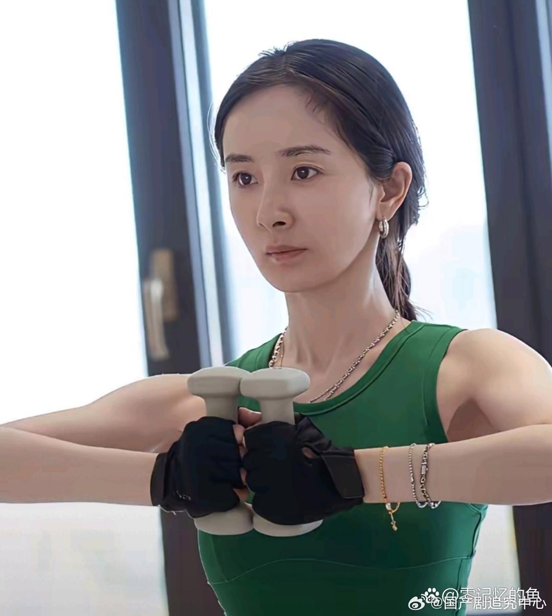 杨幂纯素颜出镜。 