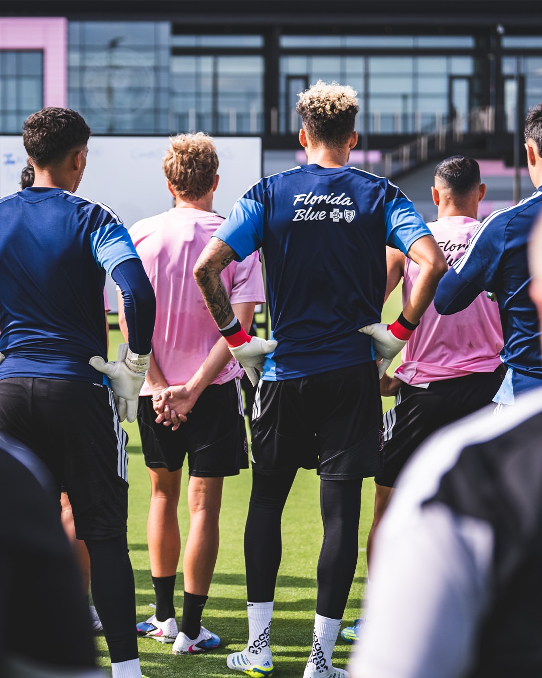 今日份训练的大家和走马上任的新教练guillermo Hoyos梅西