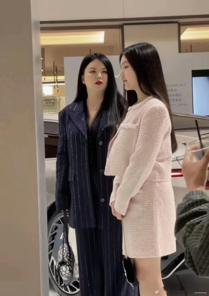 王诗龄现在已经这么高了 亭亭玉立，和妈妈一样气场好强 ​​​