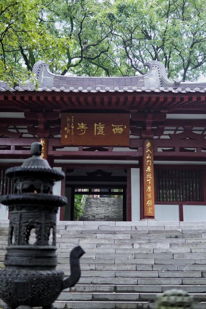 今天上午，我们开车去了合肥西南的紫蓬山。这座山植被茂密、绿意盎然，是咱们庐阳有名