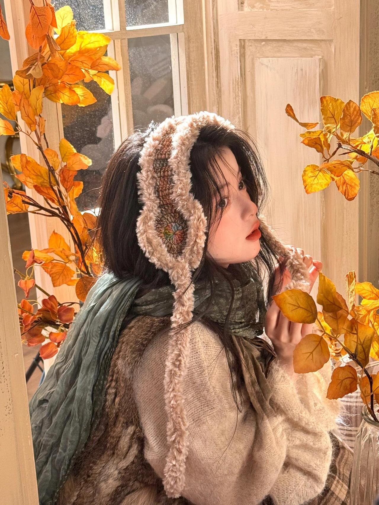 窗光斜着漫进来，在毛衣绒上织出细碎的亮，枯叶的影落在书页上，像秋的心跳——不是满