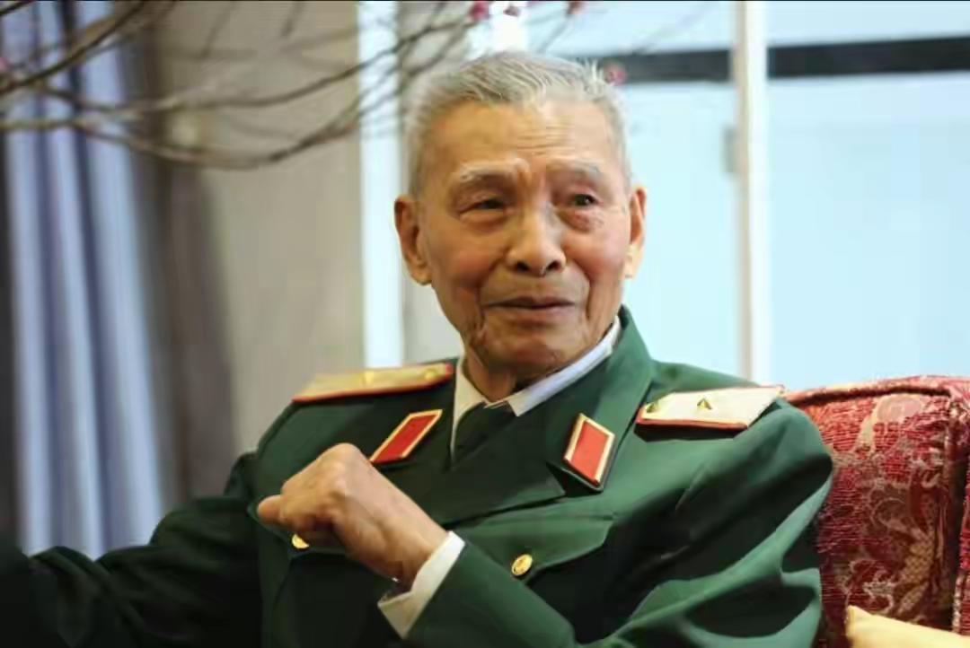 1984年7月12日，越南河江省前线，越军第二军区副司令黄丹少将盯着前线传回的战