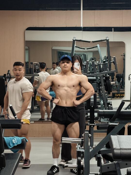 大哥：小伙子还得练
