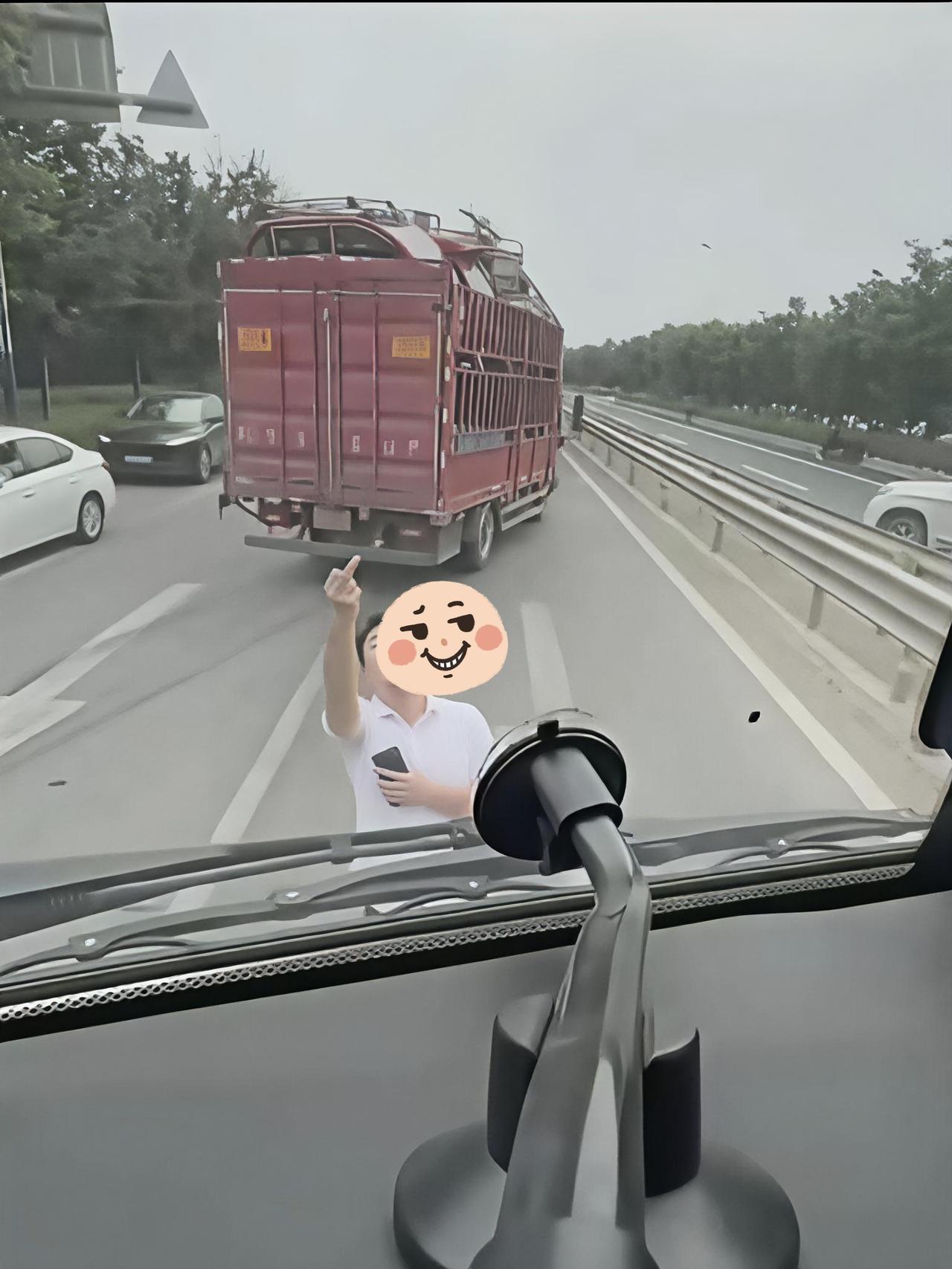 遇到这种司机，真不知道怎么处理

现在网上关于“肉身拦车”的路怒事件层出不穷，这