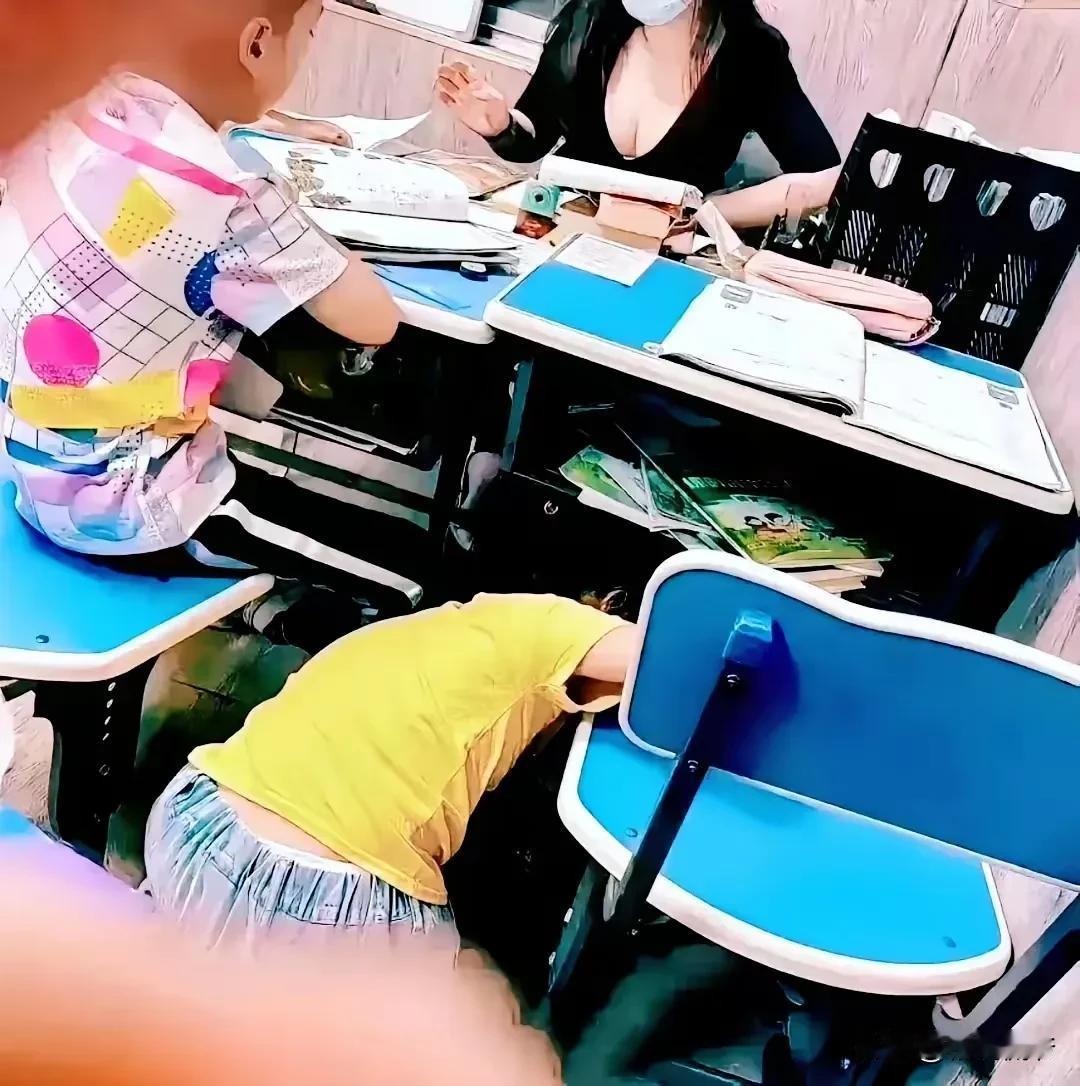 深圳这位老师要火！
据说，这是深圳某教培机构的叶子老师，她在小朋友面前穿成这样好