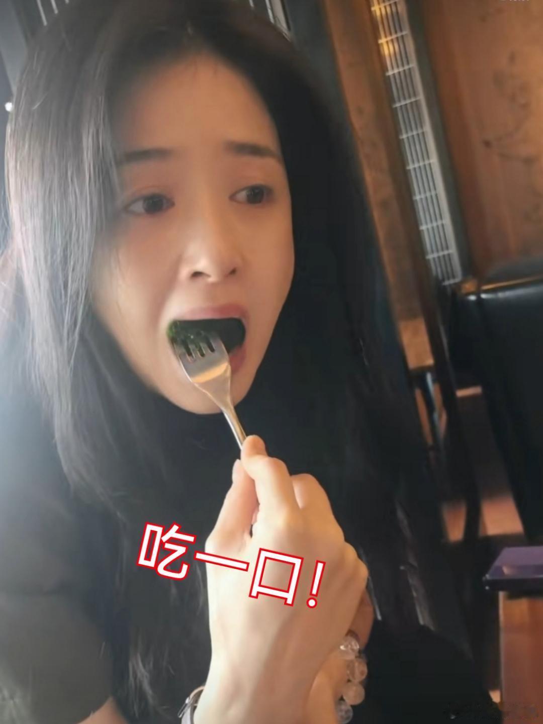 蒋欣吃太多被经纪人看管了 经纪人把不浪费粮食的蒋欣看管起来了，说她一趟西安一趟成