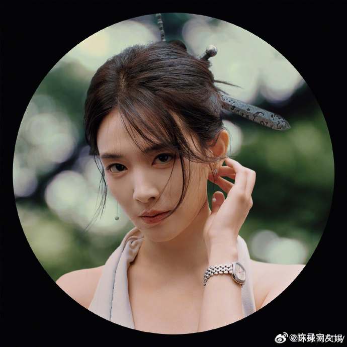 【#陈昊宇三条簪造型出圈# 】以福州传统“三条簪”造型亮相红毯，搭配风格大胆的长