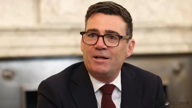 伯纳姆被骗，丢人的从来不是他自己，是跪着的整个英国
 
英国首相伯纳姆被骗子拿捏
