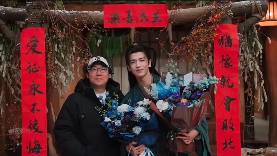张凌赫曾庆杰逐玉合照  张凌赫生日与曾庆杰合照 张凌赫生日当天与曾庆杰曾导的合照