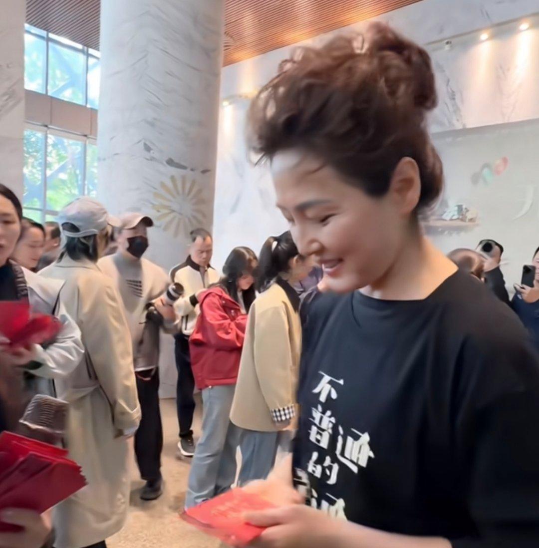 她是我见过最自然老去，什么项目都不做的女星。 