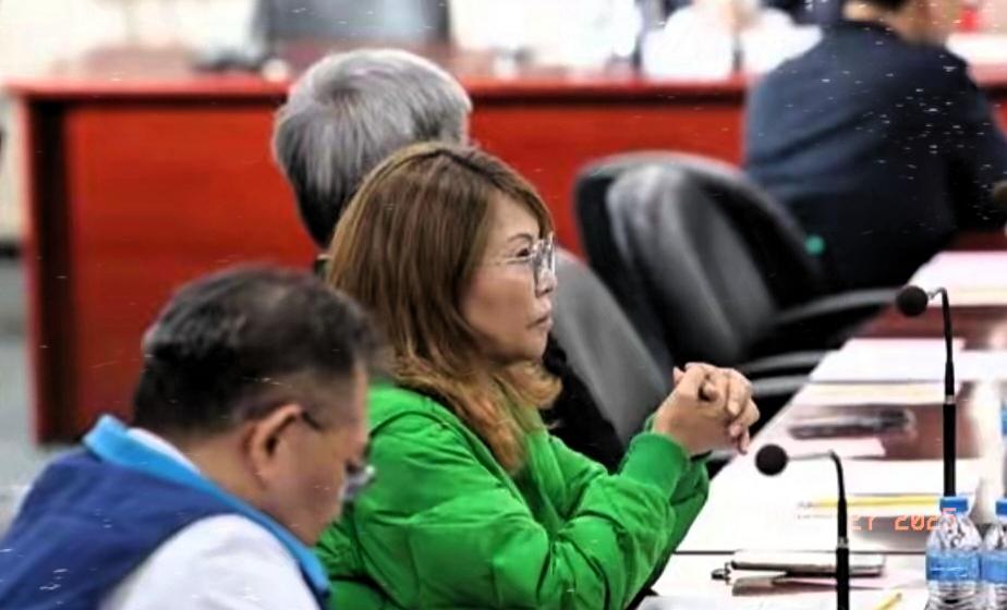 国民党寒了何鹰鹭的心！26日国民党召开中常委会议，会前党主席郑丽文挨个和中常委握