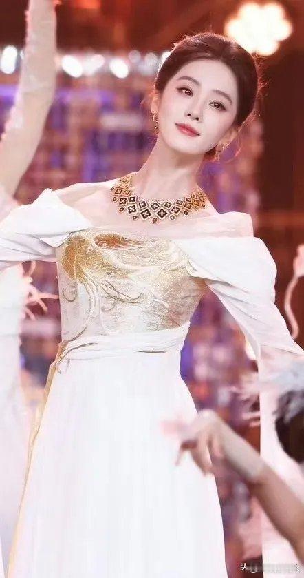 今晚最大的赢家，不是拿影帝影后的演员，而是不争不抢的刘诗诗，她安静不语，一出场就