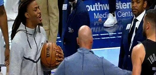 一场比赛刚结束，网友们的评论区就炸了锅！一位篮球界的“神勇老将”在赛后和对手发生