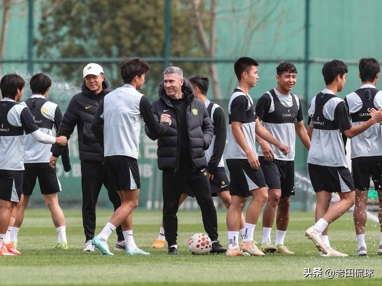 北京国安兵发沈阳…今天上午北京国安队在聚加基地进行客场对阵辽宁铁人队的赛前最后一