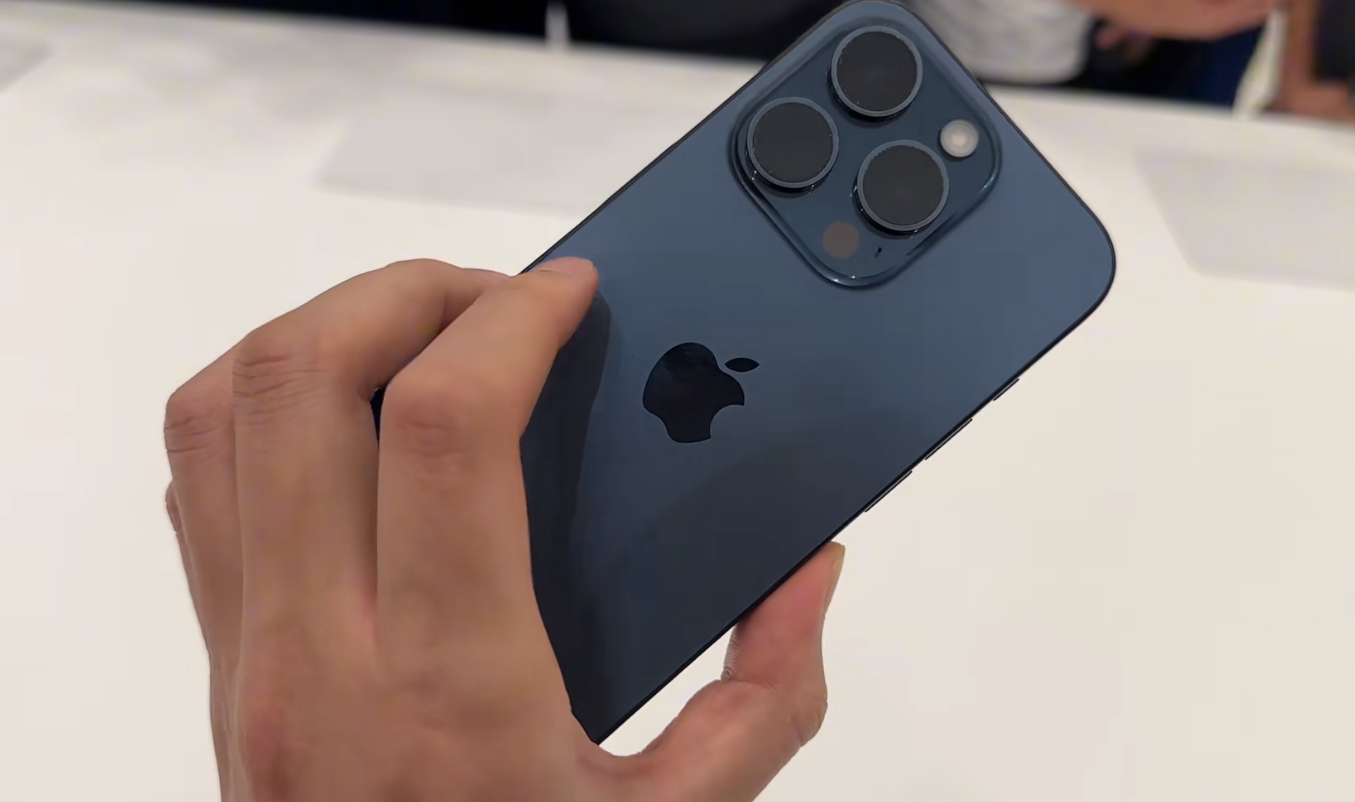iPhone15Pro 蓝色和黑色真机观感如何？ ​​​