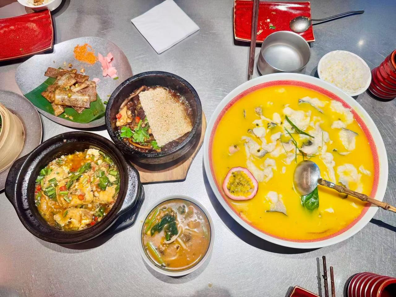 世事也仿佛在这个季节变得温柔起来。鸟儿欢快的歌声，小溪潺潺的流水声，都像是大自然