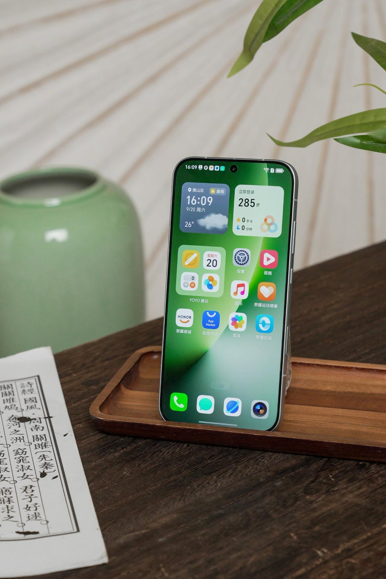 以前买手机总要在续航、拍照、手感之间做选择题，荣耀Magic8 直接给了全选题。