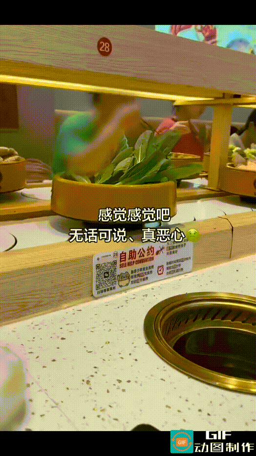 女子吃旋转小火锅，直接将蘸过火锅浓汤的筷子伸到旋转台上去夹菜，然后又直接送到嘴里