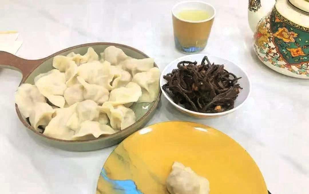 一姑娘吃完饺子忘付18块，回家才发现，立马折回店里补钱。

还顺手多买了一份带走