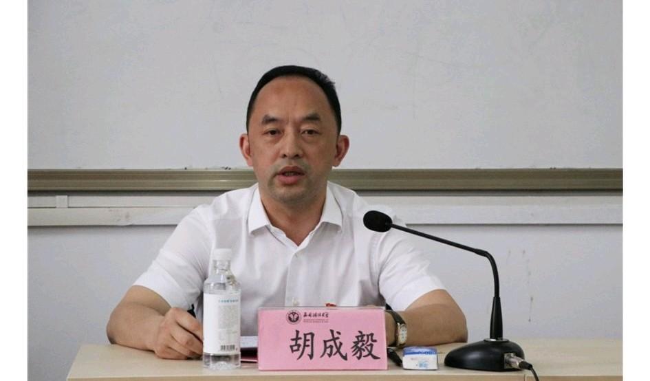 当过岳池副职，广安的老胡被请了

出生于1966年1月的老胡，

在上班的前21