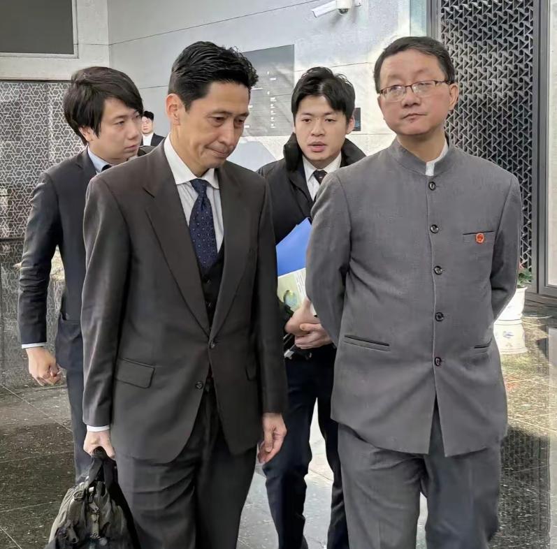 刘劲松的第一批“受害者”出现了！不是因为他说了什么，而是因为他这身五四青年装太有