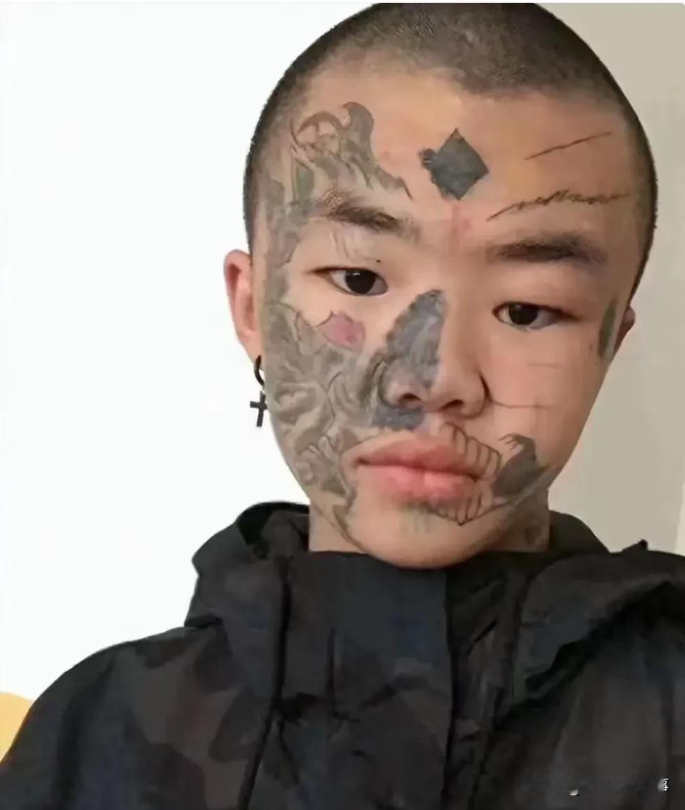 这小孩儿是不是吃错药了
从14岁开始第一次纹身，然后一发不可收拾，然后每隔半年或