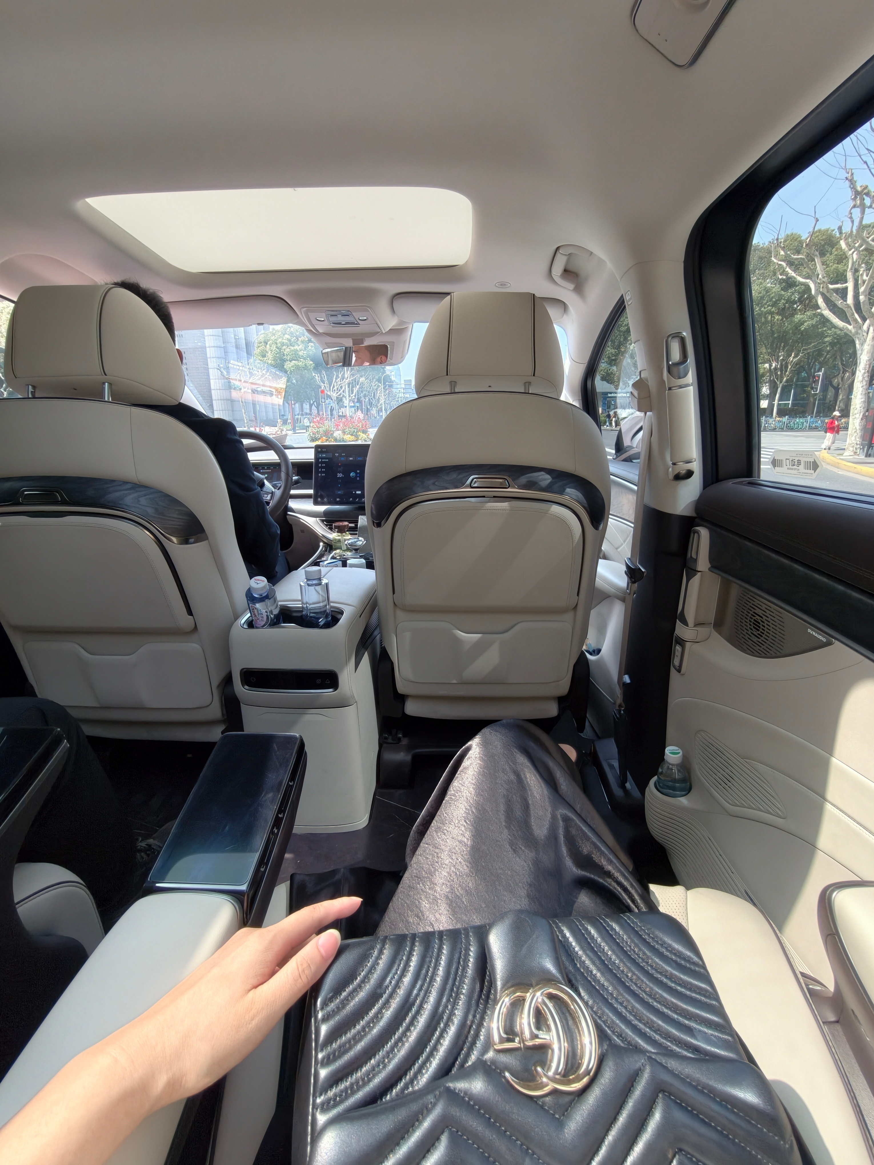 坐着腾势D9 去参会今天上海的太阳还挺热烈的 上海