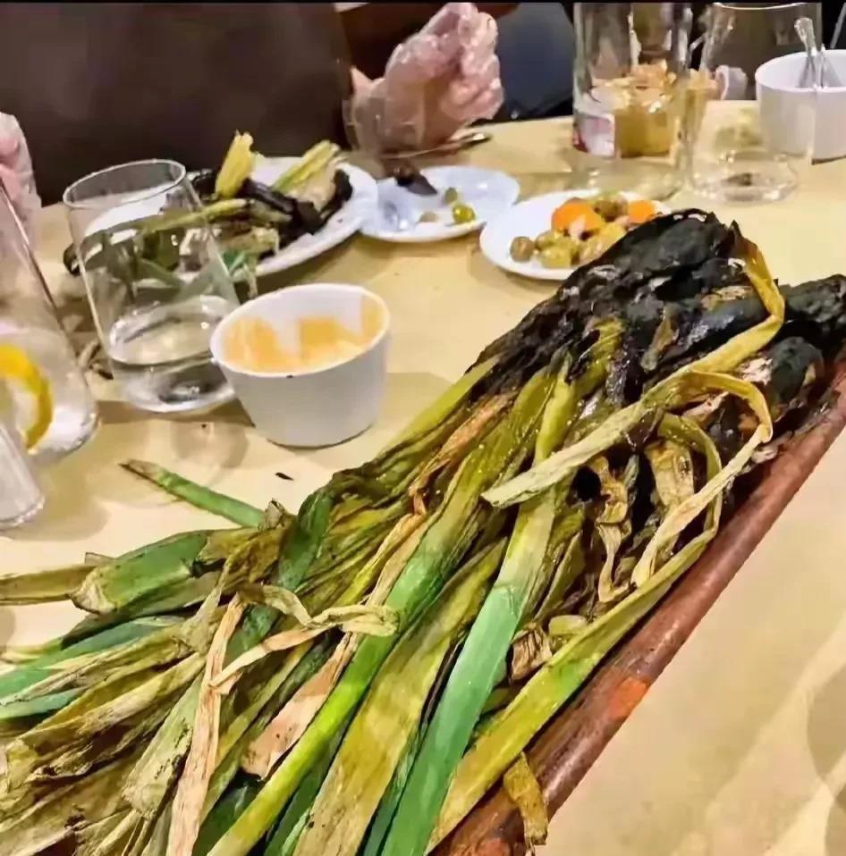 在湖南长沙，一女子参加朋友聚会时遇到一道奇特的菜，看起来像一堆烧焦的杂草，味道刺