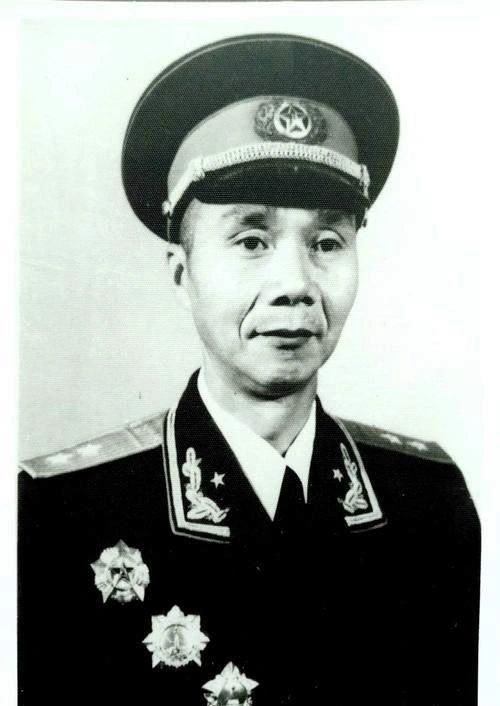 原装甲兵政委：黄志勇将军