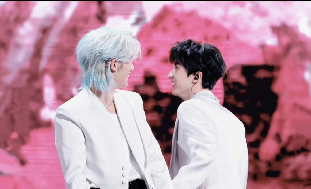 马嘉祺为丁程鑫庆生两个宝宝要永远幸福🥰永远开心快乐陪伴彼此！祝本命年的嘉祺程鑫